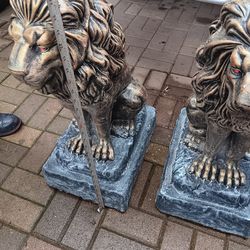 Concrete lion kings