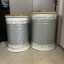 Farmhouse Storage End Table Barrels, Set of 2, Galvanized Metal, Rustic Distressed White | Glitzhome | Living Room Bedroom Furniture