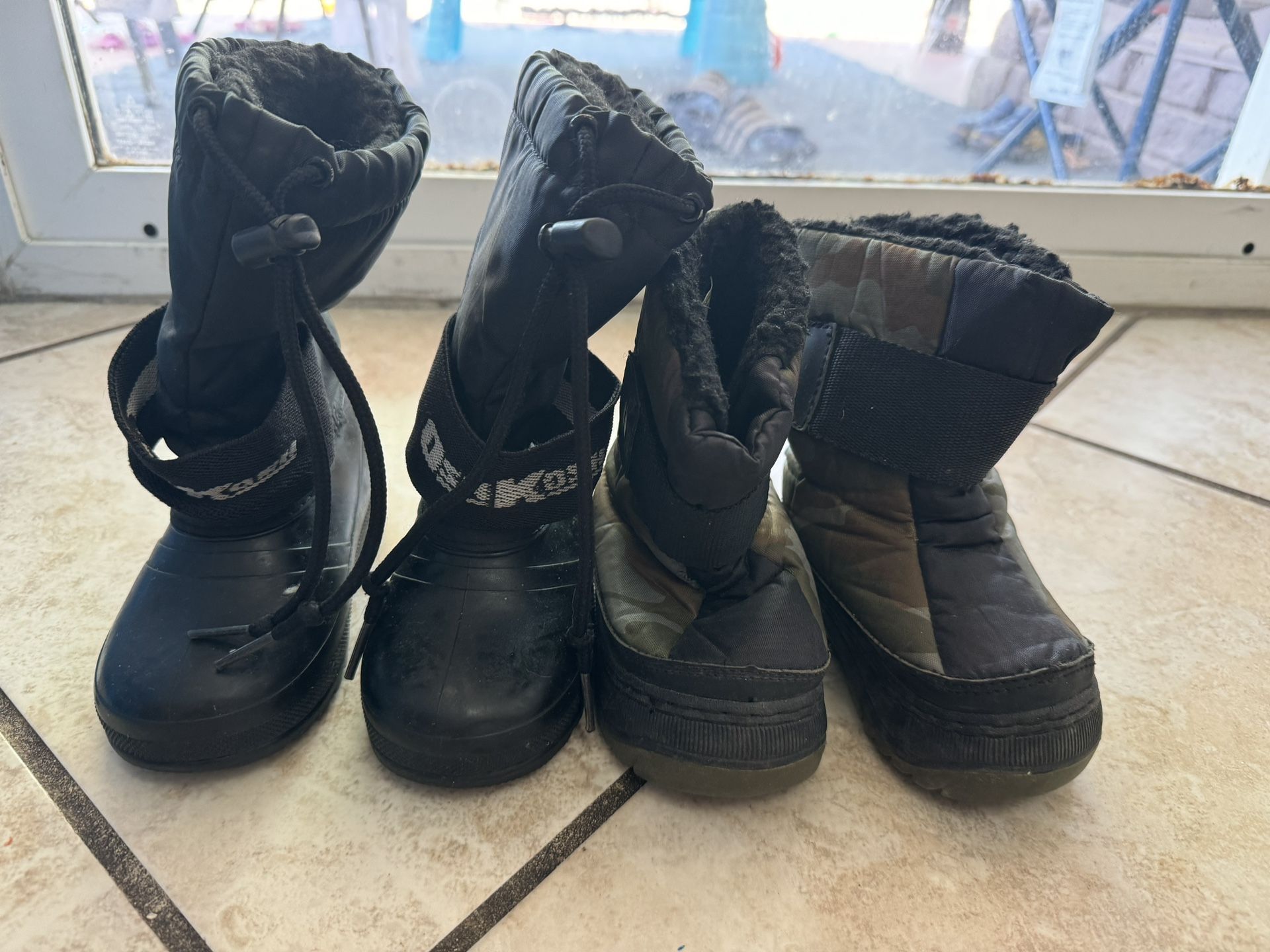 Boys Snow Boots Size 6 And 8