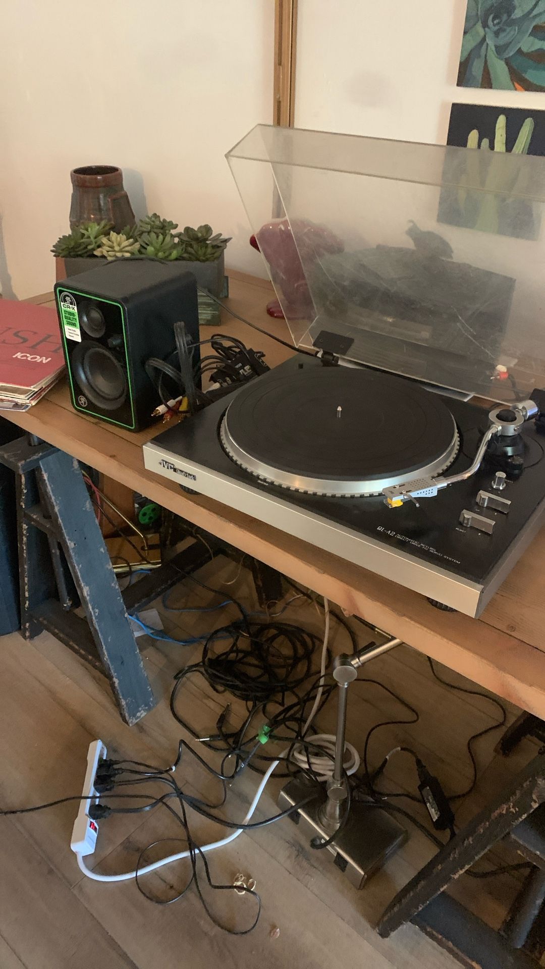 JVC Ql A2 Turntable Mackie CRX studio speaker