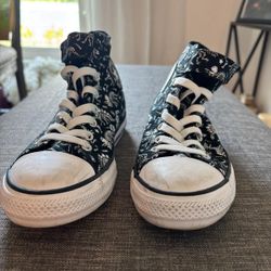 Dino converse.