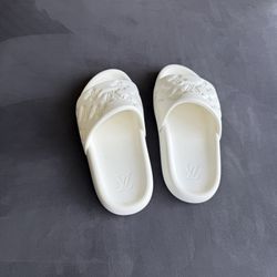 Louis Vuitton White Monogram Slide Sandals — EU 43 / 10 US