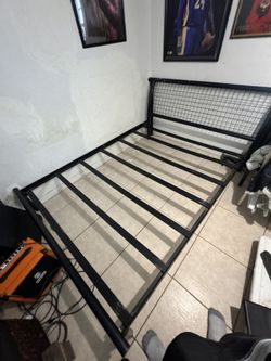 Queen size bedframe
