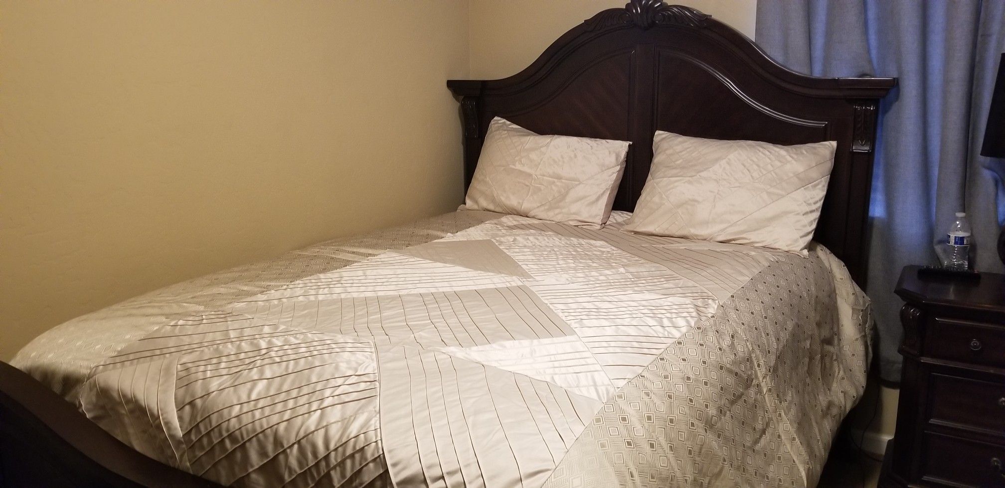 Jennifer López Queen Comforter