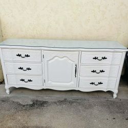 Vintage Dresser w/ 9 Drawers 