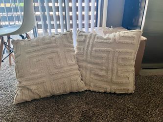 Two Crème Throw Pillows
