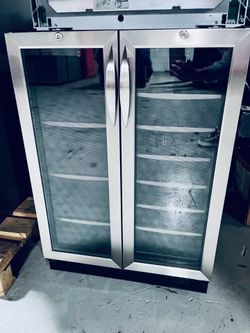Beverage Center Danby Silhouette Emmental 24" French Door.Brand https://offerup.com/redirect/?o=bmV3LkJsdWU= light.Two sections separate