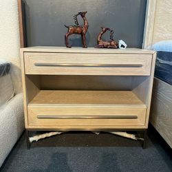 nightstand ，$220