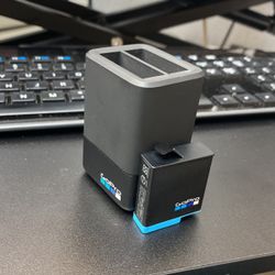 GoPro 8 Dual Charger w/ 1 battery Included