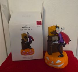 2019 Halloween Monster Mash Collection  Dracula on Organ,Figure,Not Transformer.