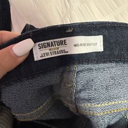 Signature Levi Strauss Mid-Rise Bootcut Jeans
