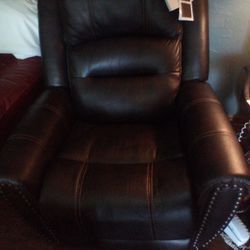 Brand New Real Leatherflex Steel Upholstered Furniture Latitude Collection Massage Chair