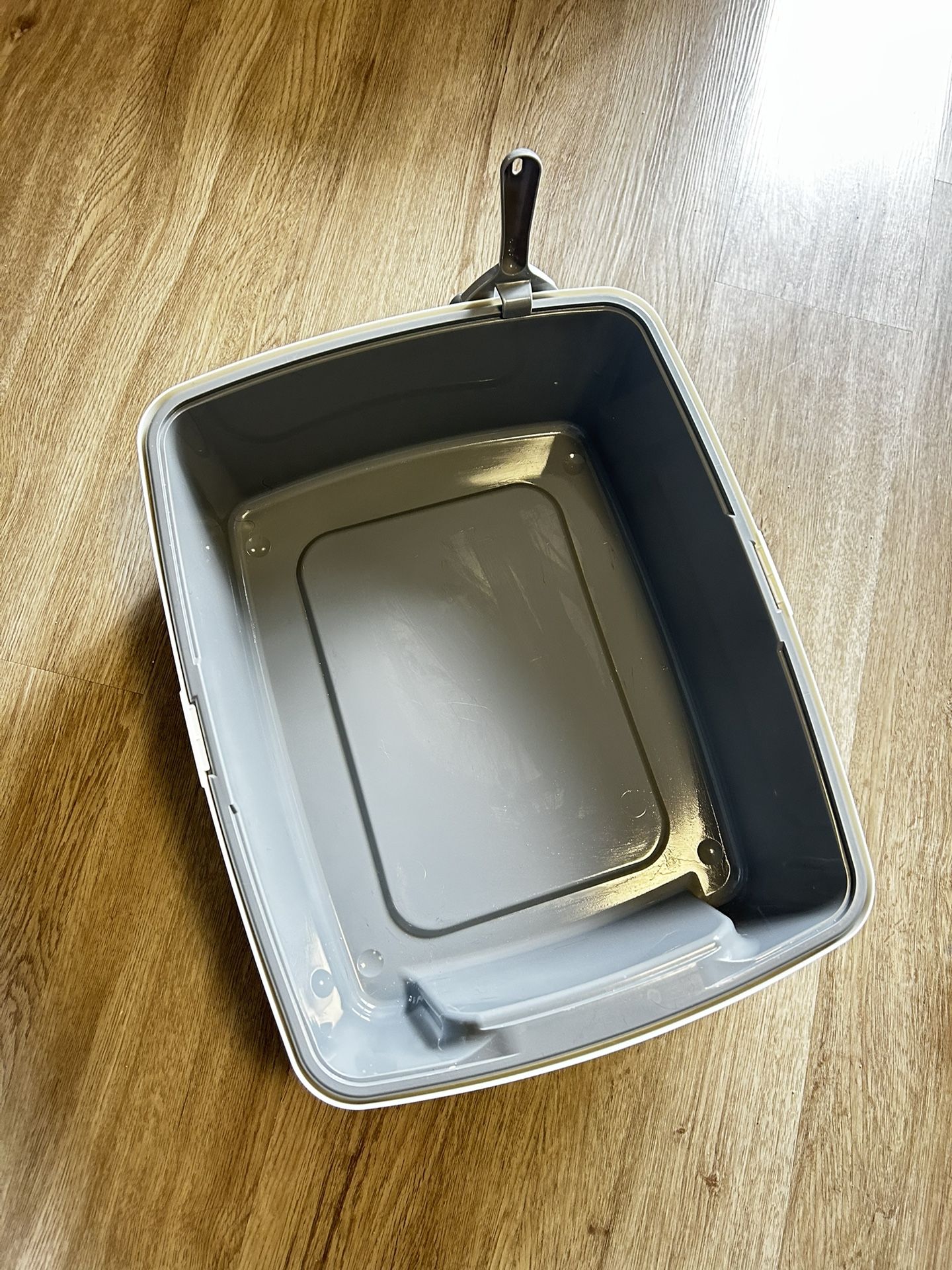 Brand new Amazon Basic Cat Litter Box