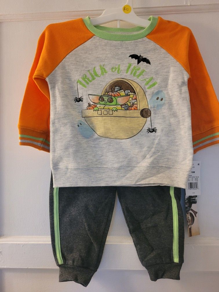 Star Wars Outfit. Halloween Outfit. Trick Or Treat. Yoda Ghosts And Spiders. Pants And Sweatshirt. Mandalorian. Pantalon Y Sueter