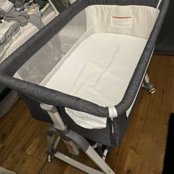 Baby Bassinet + 4 Fitted Sheets
