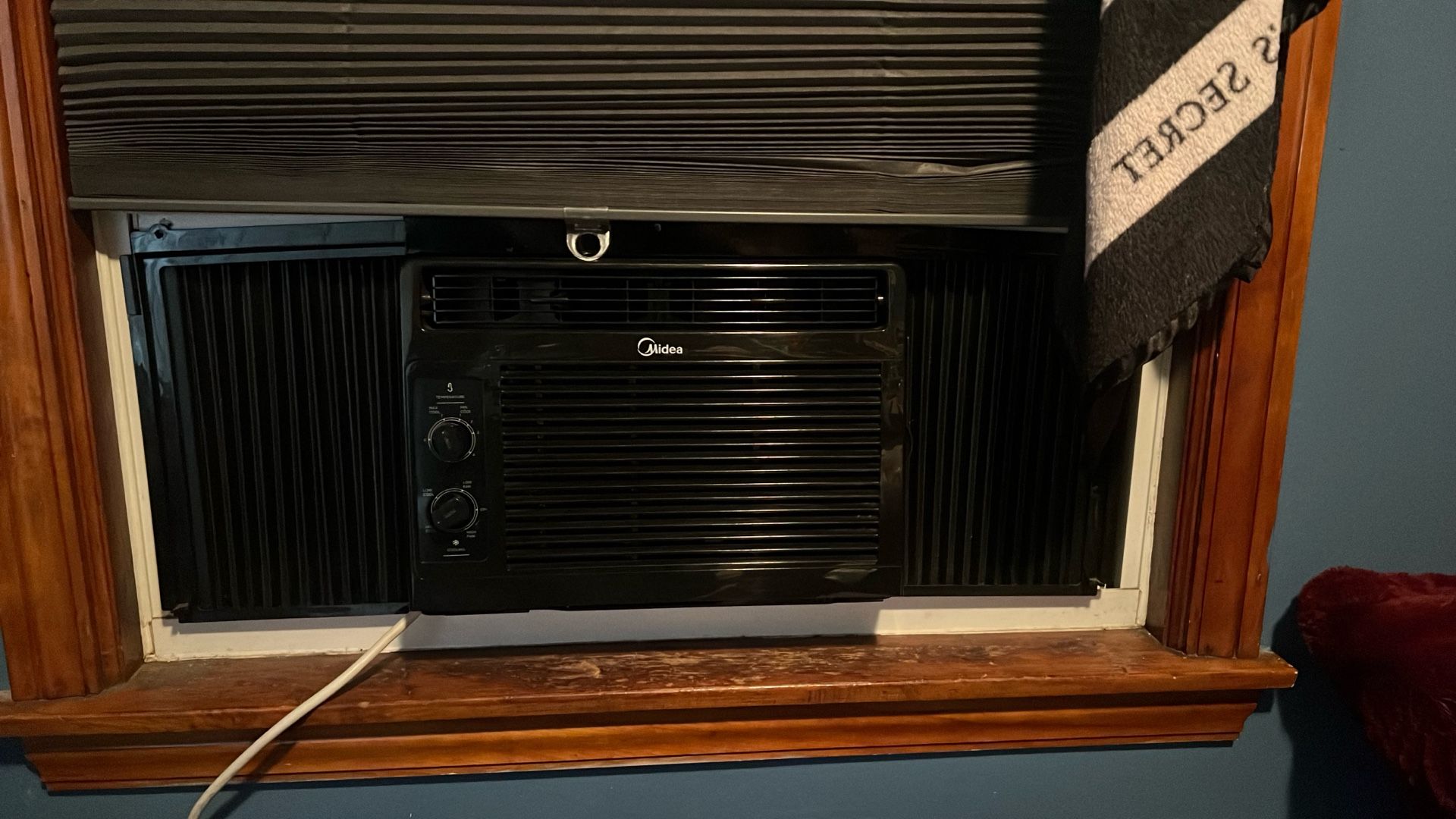 GENTLY USED WITHOUT BOX MIDEA WINDOW AC
