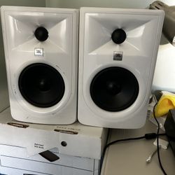  JBL Professional 305P MkII 5-Inch 2-Way Powered, Active Monitor Speakers for Near Field Music Production, Studio Monitor