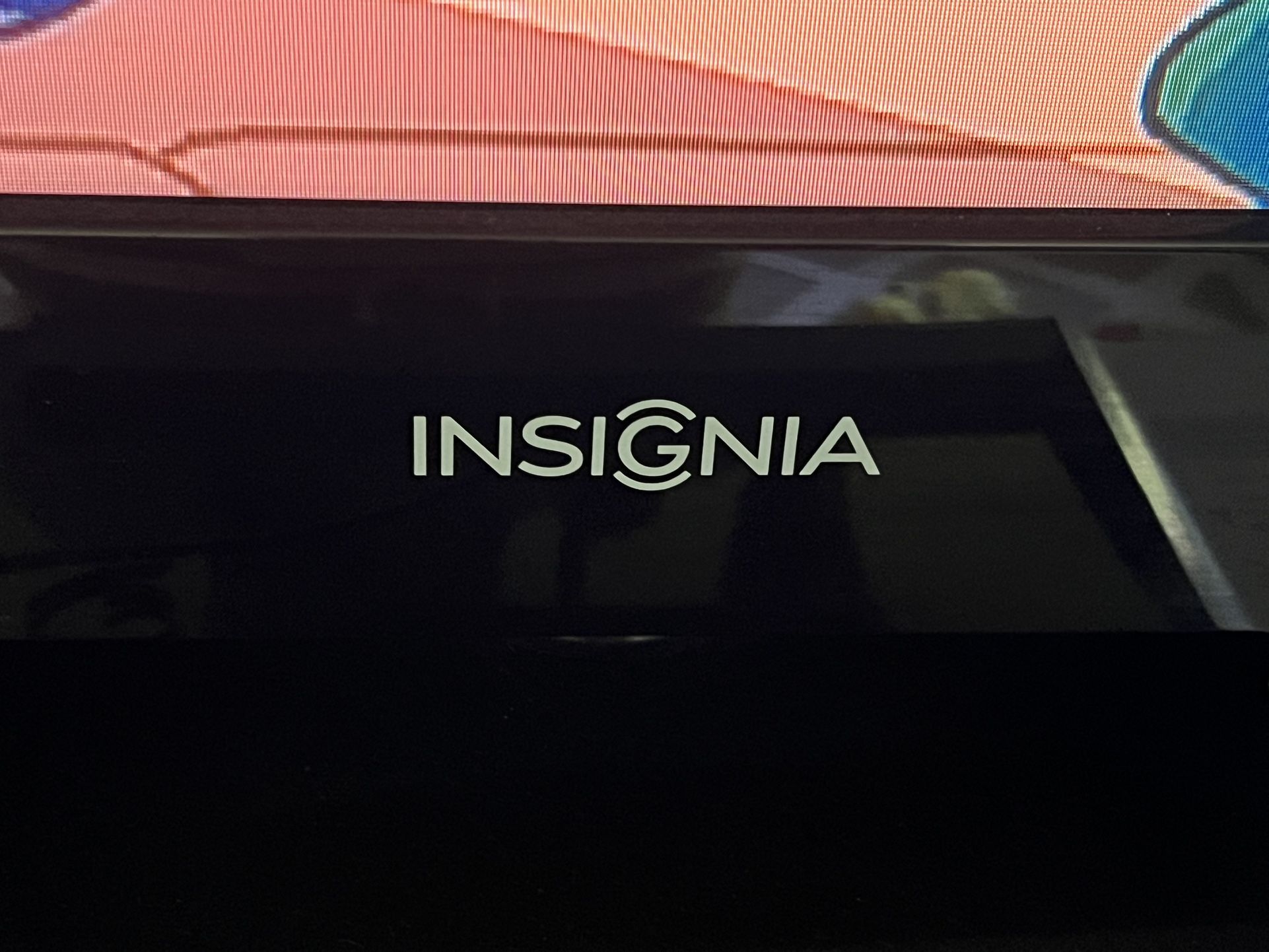 Insignia TV 52 inches with remote