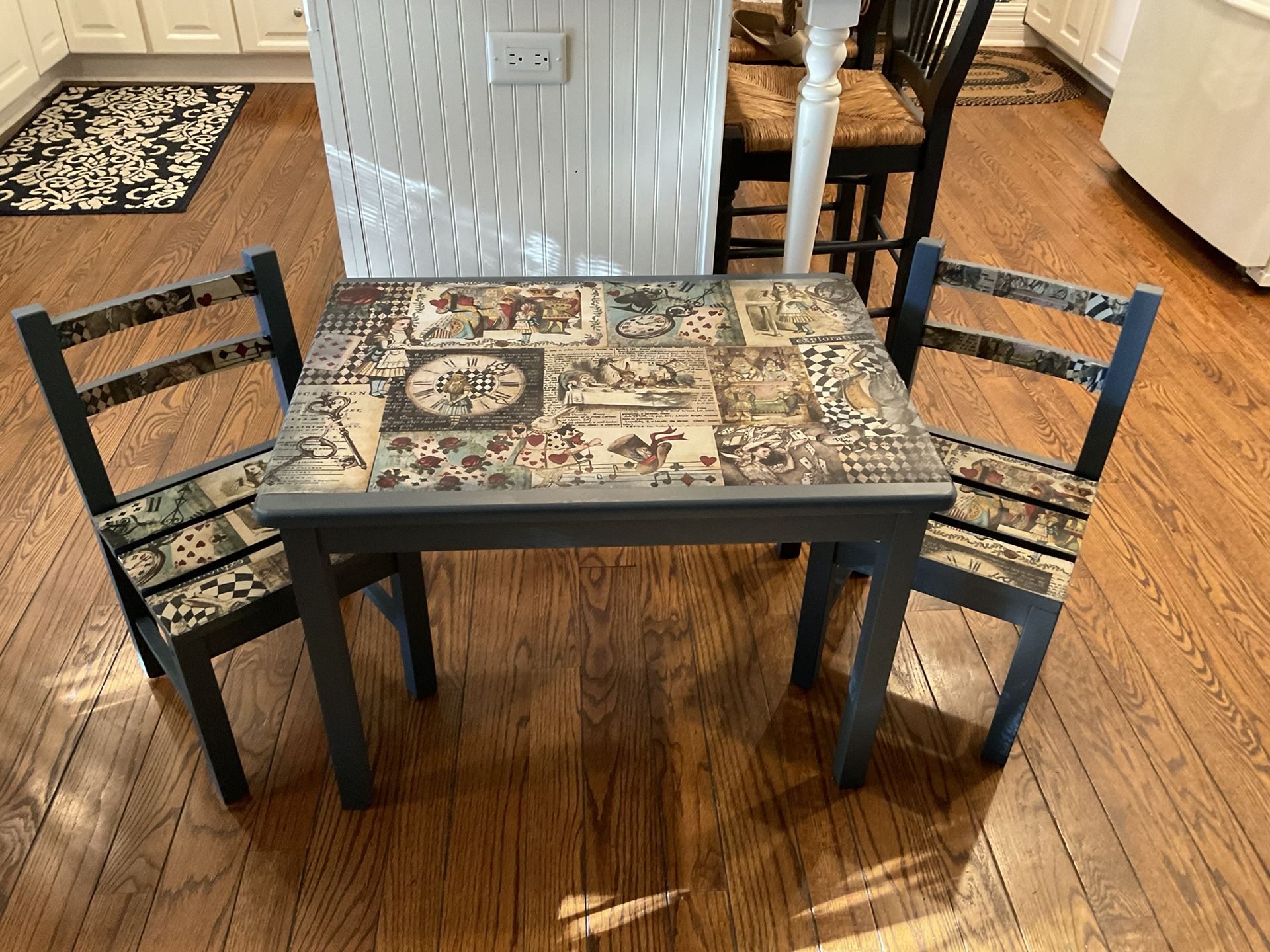 Kids Table and Chairs