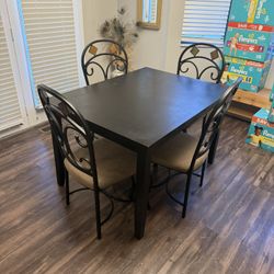 Dining Table And 4 Metal Chairs $150 