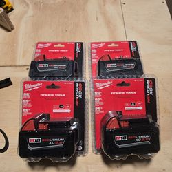 Milwaukee m18 xc 5.0 batteries (4)