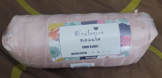 Exclusivo Mezcla Fleece Throw Blanket for Couch, Super Soft 3D Striped Jacquard Blanket, Lightweight Fuzzy Cozy Blankets, Pink, 50"x60"