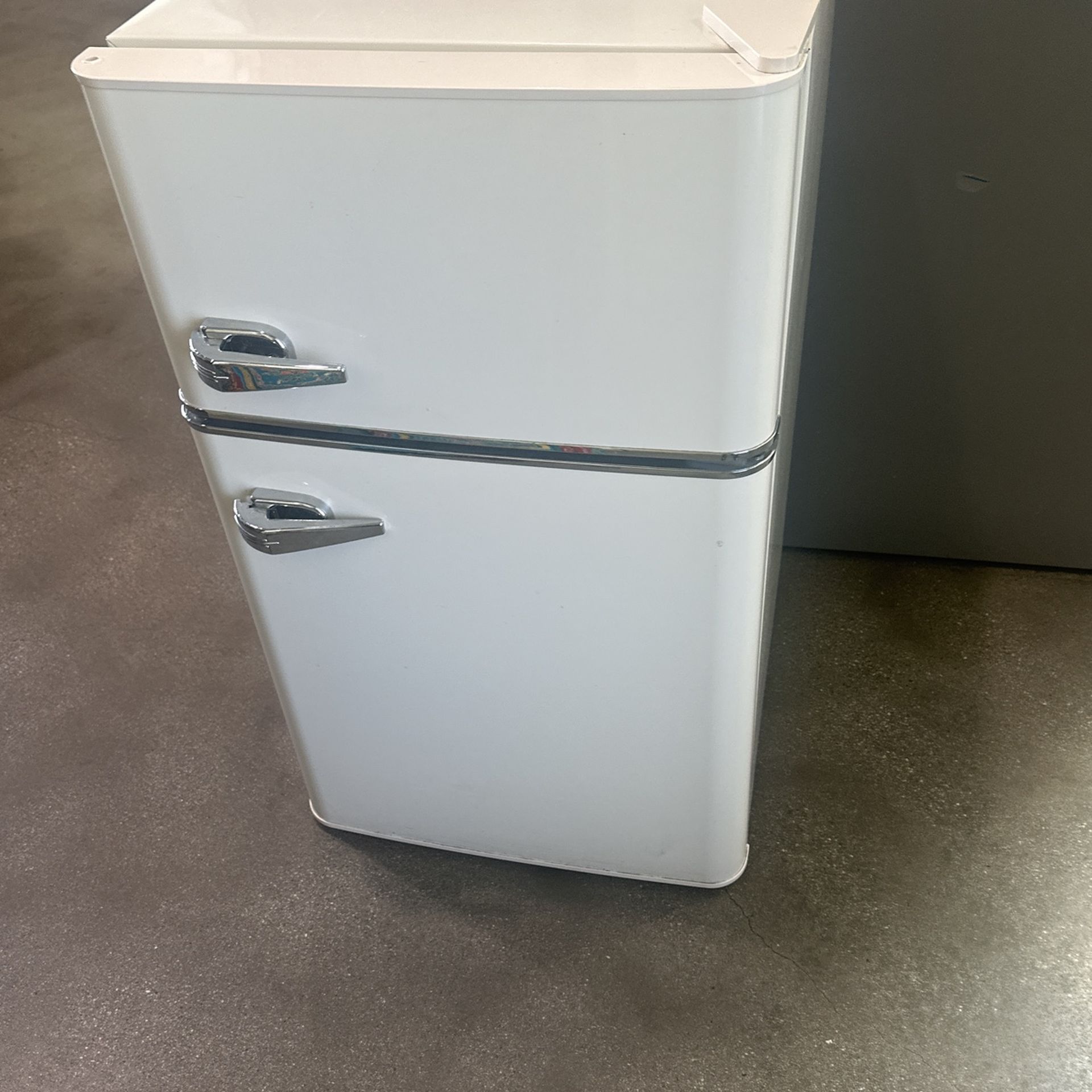 Insignia Mini Retro Fridge 