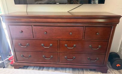 Cherry Wood 7-Drawer Dresser