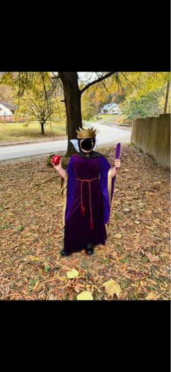 Girl’s Snow White evil queen Halloween costume. Size large Items Included Dress Cape Hood Belt Crown