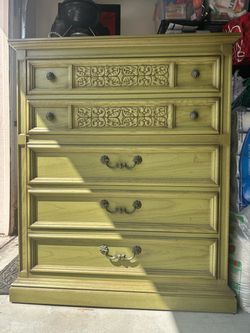 Vintage American French Provincial chest of drawers!