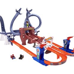 Hot Wheels RacerVerse Toy Car Track Set, Spider-Man’s Web-Slinging Speedway, 2 1:64 Scale Racers: Spider-Man & Black Panther