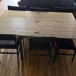 Mesas, sofás, televisión y cama