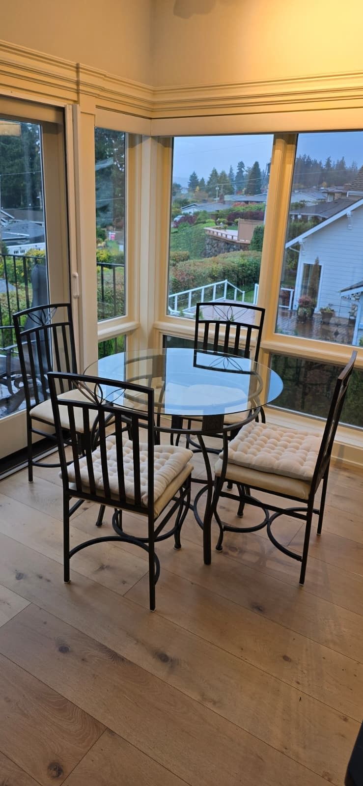 Round Glass Table Seats 4 