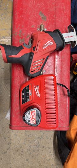 Milwaukee m12 hacksaw kit battery and charger (used)