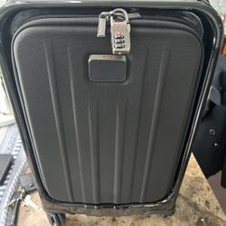 Tumi Carry  On Great Condition 