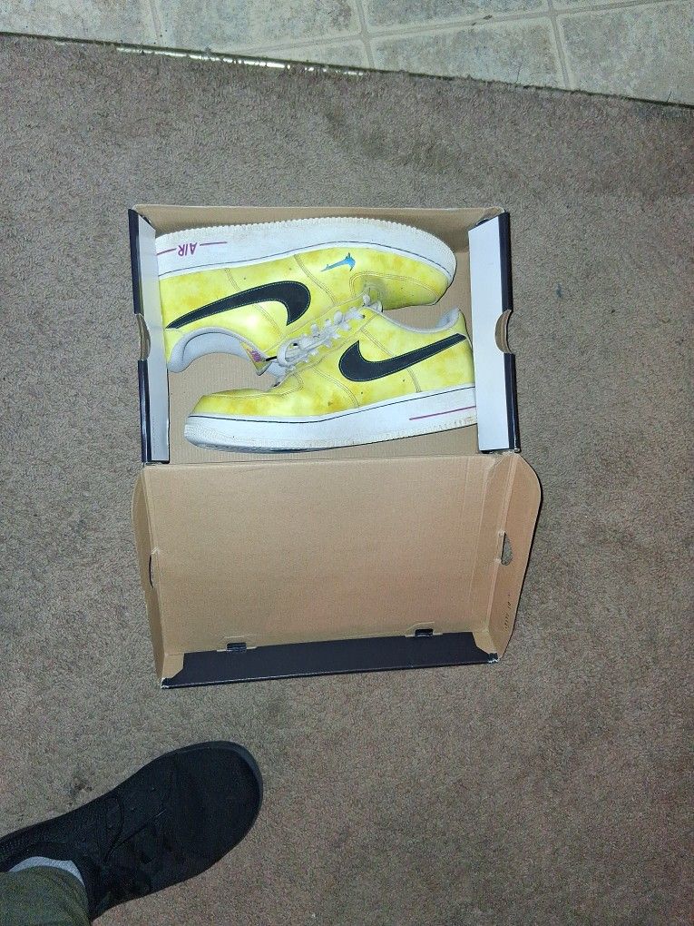 Nike Size 12 35$ 