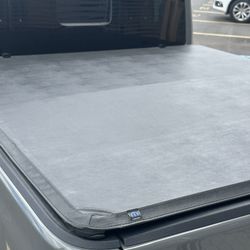 Mopar Tonneau Tri Fold Cover Jeep gladiator. 