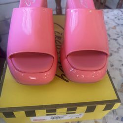 NEW WOMENS SIZE 6 Shoes