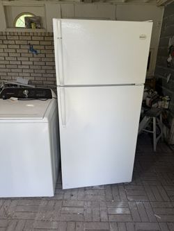 🇺🇸$335. IT RUNS EXCELLENT ❤️ITS GIGANIC 21cu ft😍😘ITS A WHITE FRIDGE😻IT HAS EVERYTHING  IN IT🎉THERES NOTHING MISSING🎊ALSO HAS BEEN CLEANED IN & 