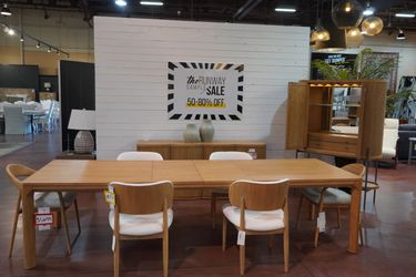 Extendable Dining Table — Universal (Natural Oak)