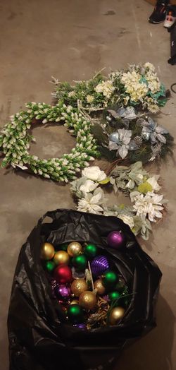 Christmas Wreaths , Ornaments Thumbnail