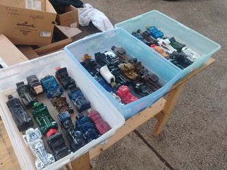 Lot of 38 vintage Men's cologne Avon glass decanters collectible $75