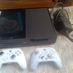 Xbox One 1 Tb With 2 Controllers