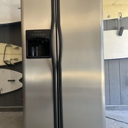 Frigidaire excellent working side-by-side refrigerator freezer