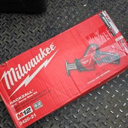 Milwaukee M12 12V Lithium-Ion HACKZALL Cordless Reciprocating Saw Kit with One 1.5Ah Battery, Charger and Tool Bag
