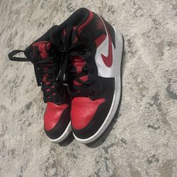 jordan 1 mid black fire red 