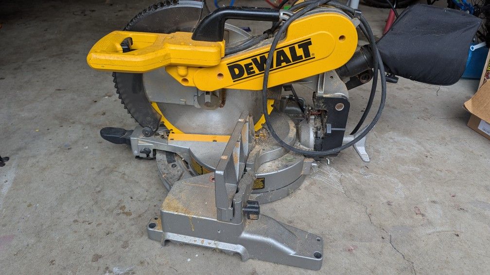 DeWalt (DW716) 12in Compound Miter Saw