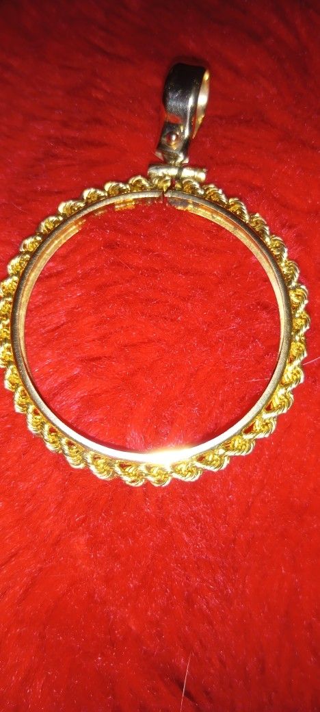 14 K Pendant.For A$ 20. Gold Eagle.With Screw To Open Pendant.