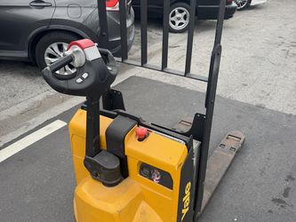 Yale 4,500 lb Pallet Jack