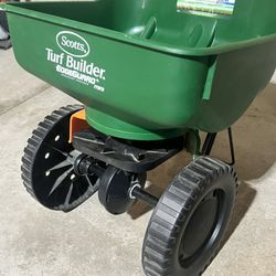 Scotts Turf Builder EdgeGuard Mini Broadcast Spreader